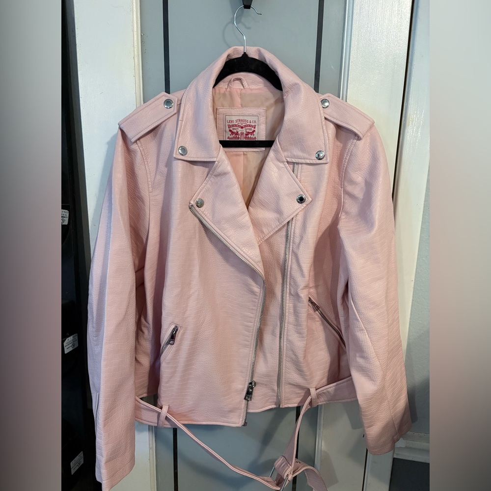 💗 Levi’s Pink Faux Leather Moto Jacket – Size 2X – NWOT PTP26/L24 - Picture 2 of 5